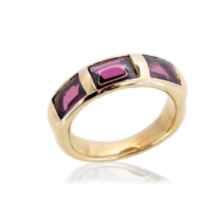 9ct yellow gold ring featuring Cabochon Rhodolite garnets